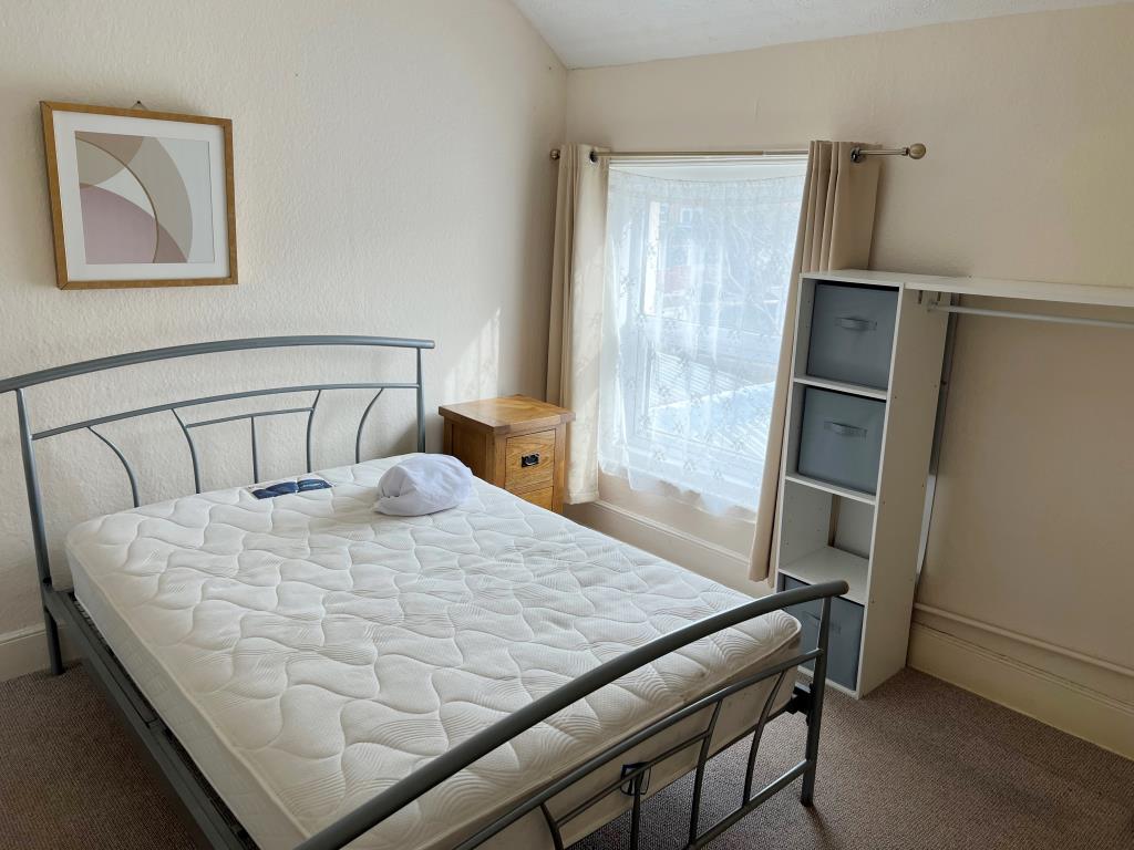 Lot: 111 - HOUSE FOR INVESTMENT OR OCCUPATION - Rear Bedroom